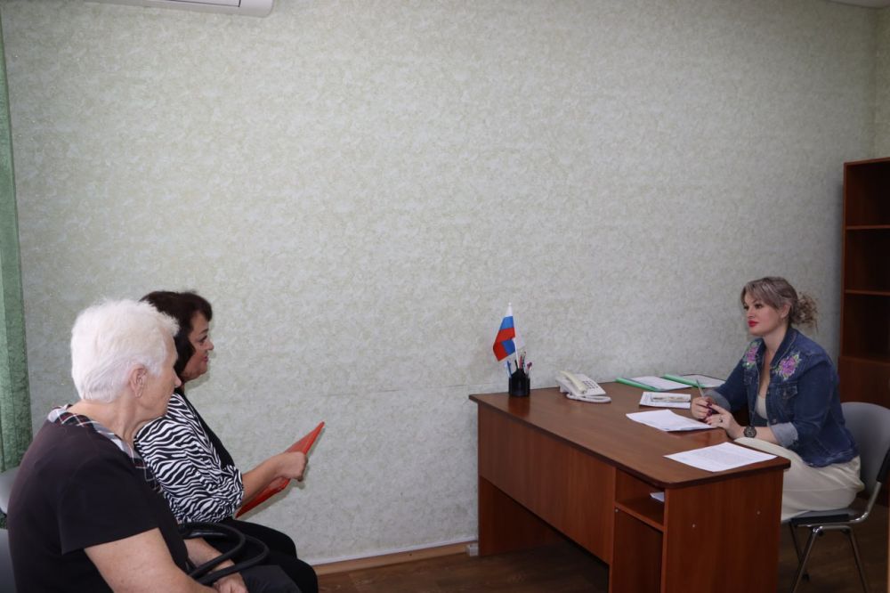 Рабочая неделя традиционно началась с приема граждан по личным вопросам врип Главы городского округа города Стаханова Наталией Жулинской