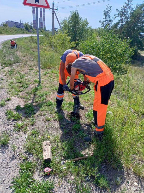 На автодороге регионального значения 43А-09 Счастье – Широкий выполняются работы по установке дорожных сигнальных столбиков