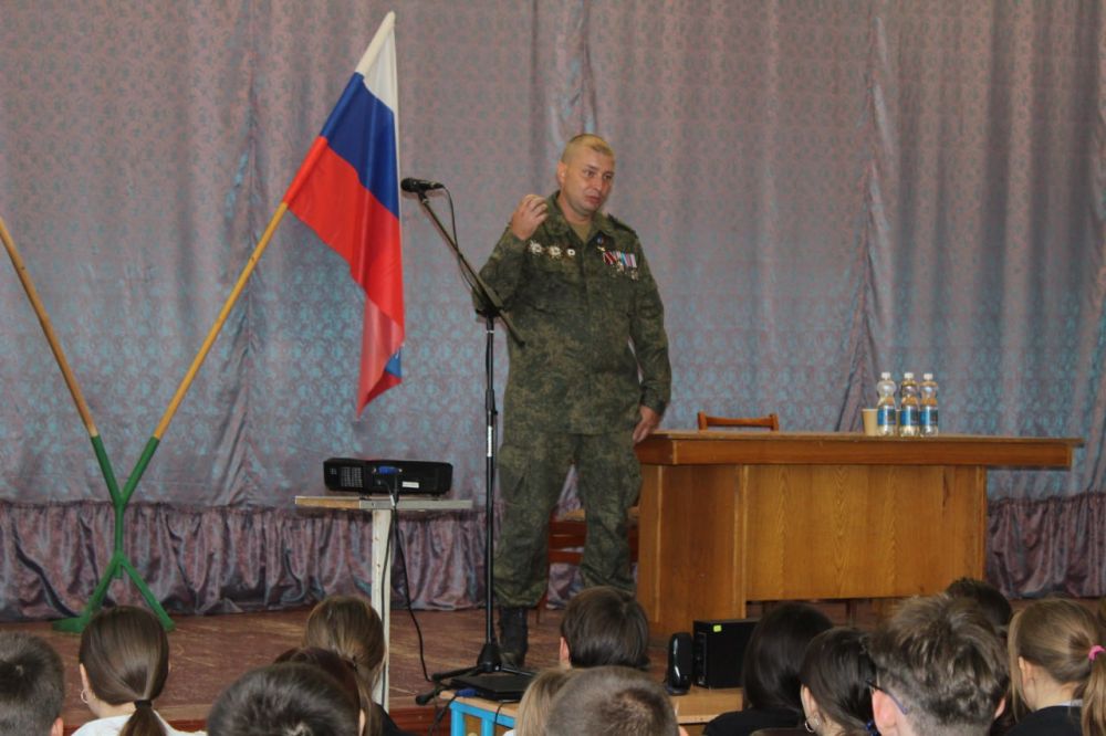 Сегодня старшеклассники Новопсковской школы стали свидетелями поистине вдохновляющего мероприятия - урока мужества, который провел Герой России!