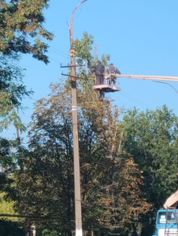 В Ирмино коммунальщики приводят в порядок придомовую территорию