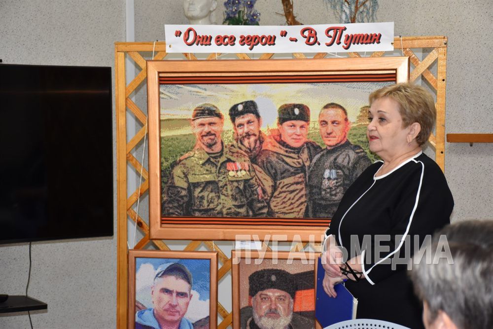 В Кировском историко-художественном музее состоялась экскурсия по выставке «Они все Герои», посвященной памяти защитников Донбасса