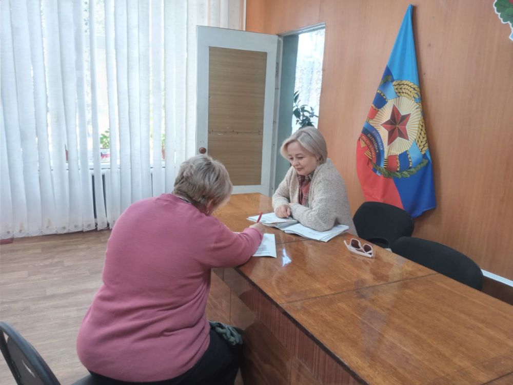 Продолжаются выездные приёмы сотрудников филиала №6 социальной защиты в отдалённых районах Стаханова