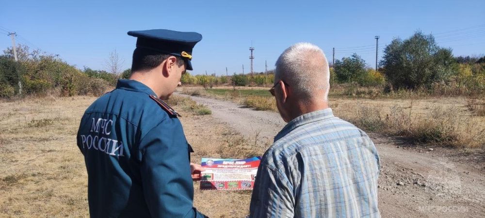 МЧС борется с пожарами сухой травы в Стаханове