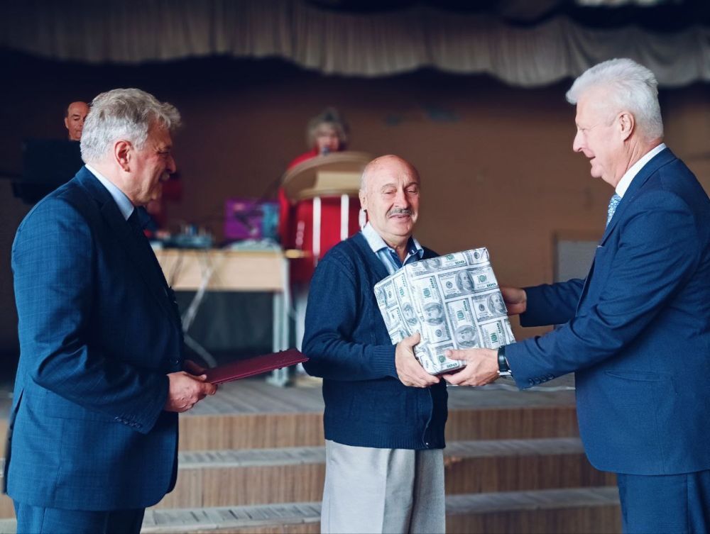 Сергей Козенко: Сегодня, в преддверии Дня машиностроителя, посетил завод «Юность» и поздравил его сотрудников с профессиональным праздником