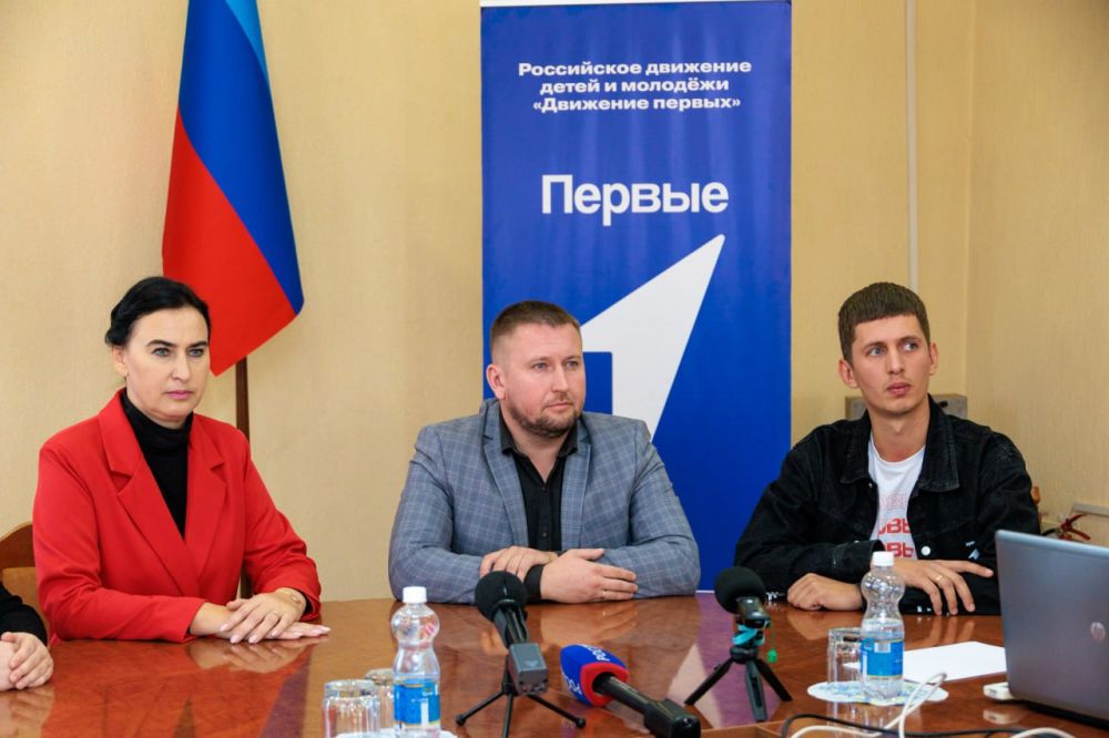 Денис Мирошниченко принял участие в церемонии вручения первых паспортов юным жителям ЛНР