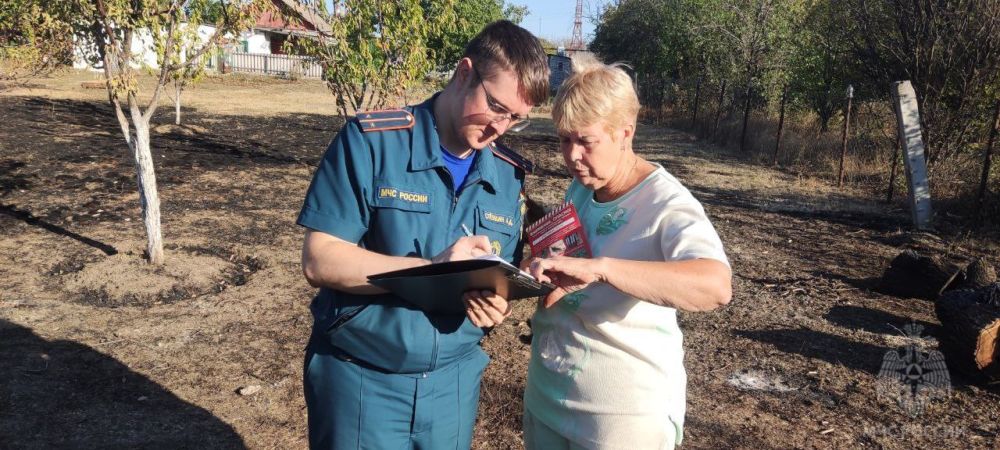 В Стаханове инспекторский состав МЧС России ведет тотальную профилактическую борьбу с сухотравными пожарами