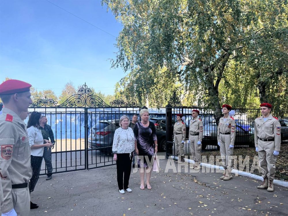 В Луганском экономико-правовом лицее-интернате имени героев «Молодой гвардии» состоялась патриотическая акция «Одна семья! Одна страна! Одна Россия!», посвященная Дню воссоединения с Россией