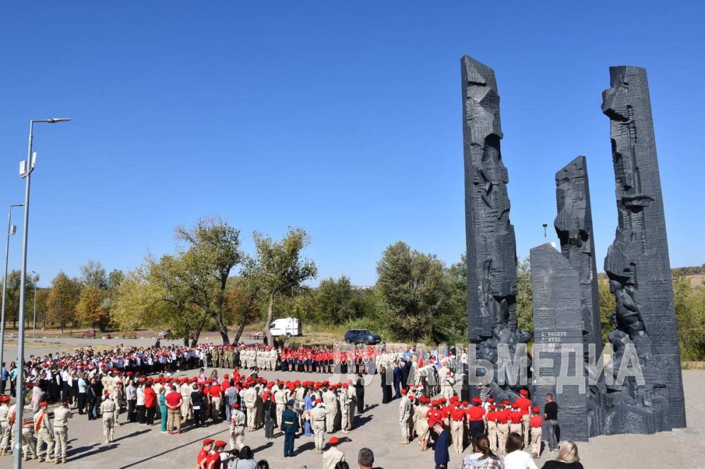 В Краснодоне прошла церемония посвящения в «Юнармию» и «Пионеры»