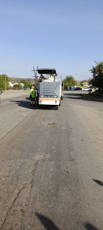 Сергей Козенко: В рамках выполнения программы по благоустройству работниками муниципального унитарного предприятия «Дорожно-эксплуатационное управление» проводится плановый ремонт асфальтового покрытия по улице Кольцевая города Краснодона