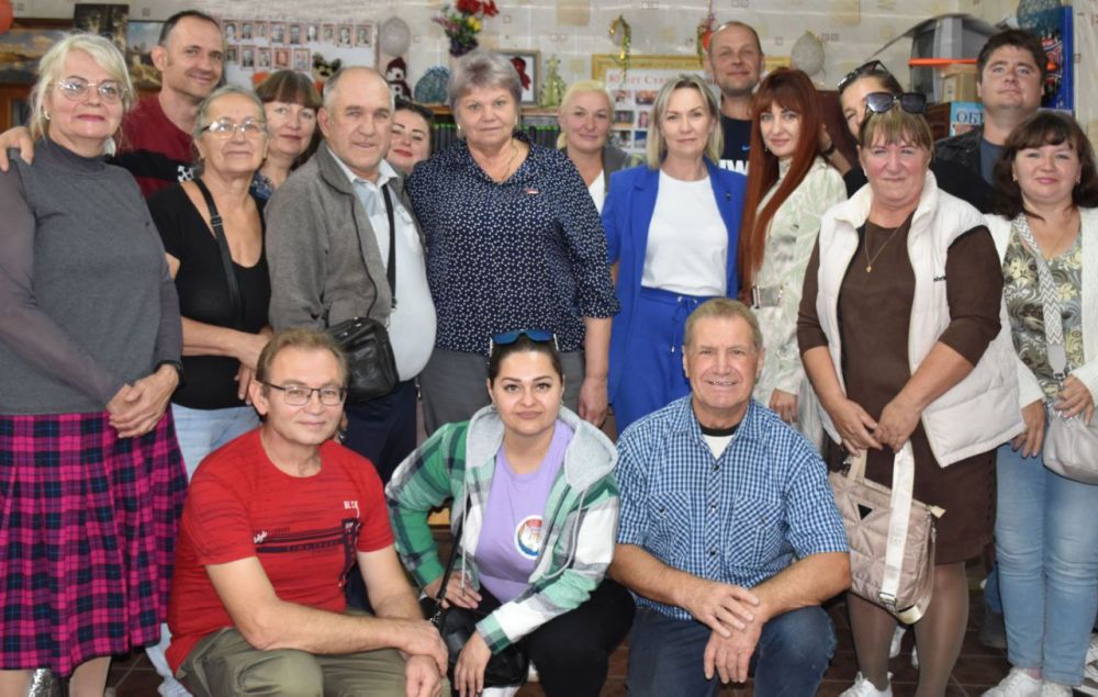 28 сентября, в преддверии Международного дня глухих, единороссы Брянки в рамках партпроекта «Доступная среда» побывали в Стахановском территориальном отделении Луганского регионального отделения ОООИ «Всероссийское общество глухих»