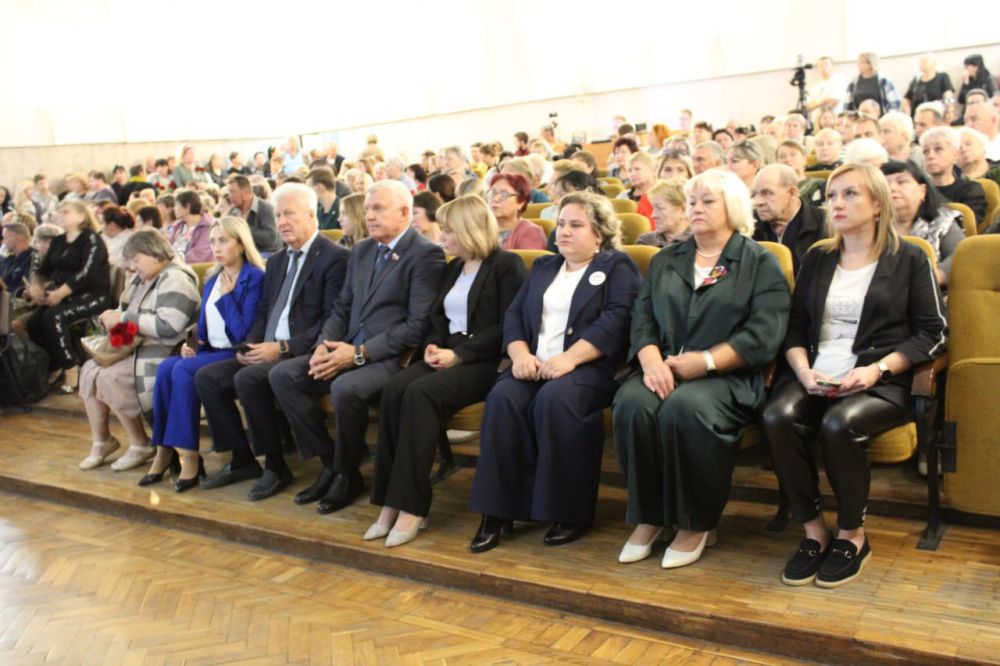 Герои навсегда: в Краснодоне представили передвижную фотовыставку о героях СВО