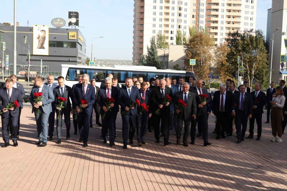 Депутаты Народного Совета совместно с делегациями из восьми субъектов РФ возложили цветы к памятному знаку «Они отстояли Родину» (фоторепортаж)