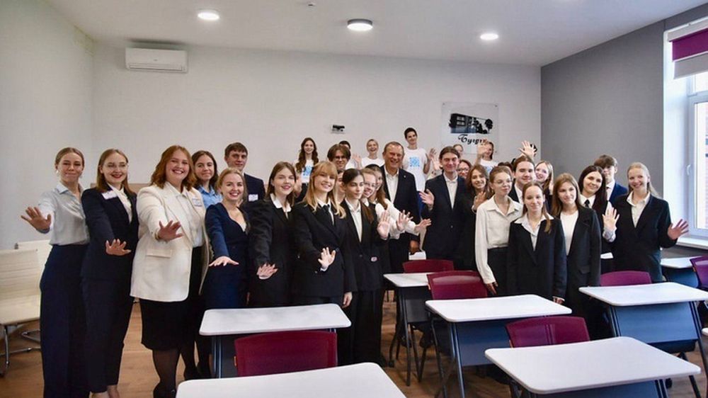 Губернатор Ленинградской области Александр Дрозденко провел для школьников «Разговор о важном»