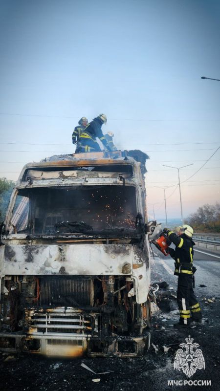 Спасатели МЧС России оперативно ликвидировали возгорание фуры с продуктами питания