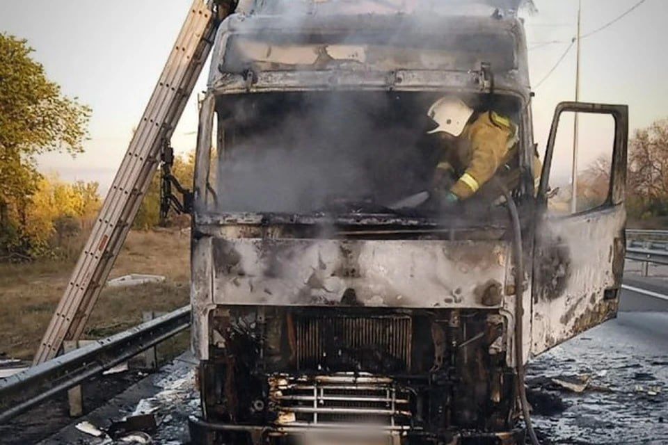 В ЛНР на трассе «Счастье — Луганск» горела фура с продуктами питания