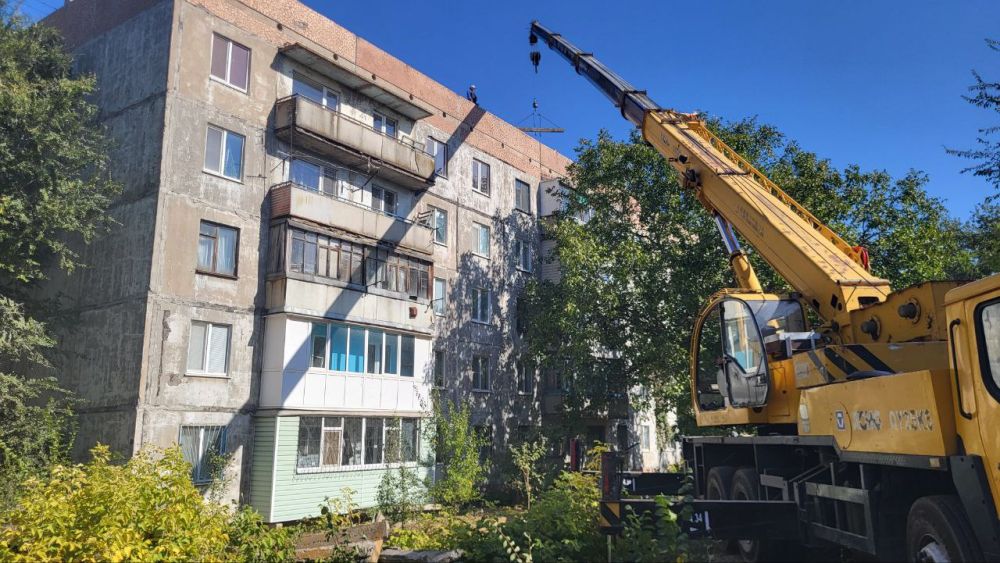 Сергей Козенко: Тюменские специалисты приступили к восстановлению кровли в многоквартирном жилом доме в городе Молодогвардейске