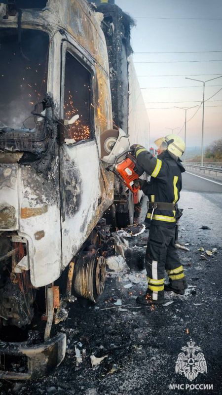 Спасатели МЧС России потушили фуру с продуктами