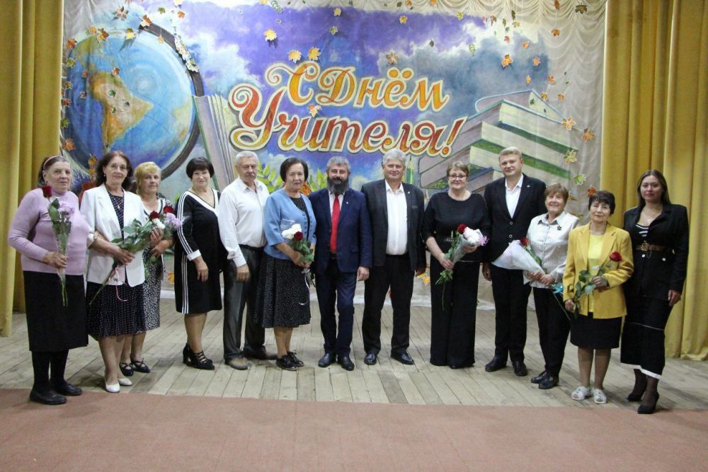 В Меловском муниципальном округе состоялся праздничный концерт, посвящённый Дню учителя