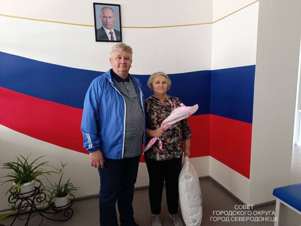 Депутаты Совета городского округа города Северодонецка приняли участие в акции "Вечная благодарность тем, кто воспитывал", приуроченной Дню учителя