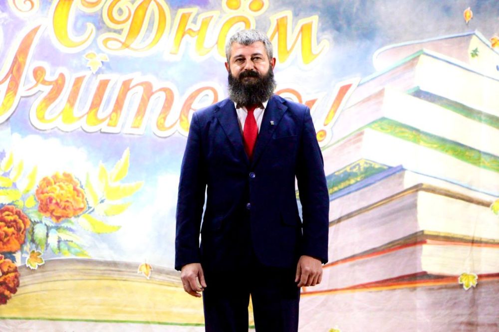 Олег Савченко: Посетил Меловский центральный дом культуры, в котором состоялся концерт, приуроченный ко Дню учителю