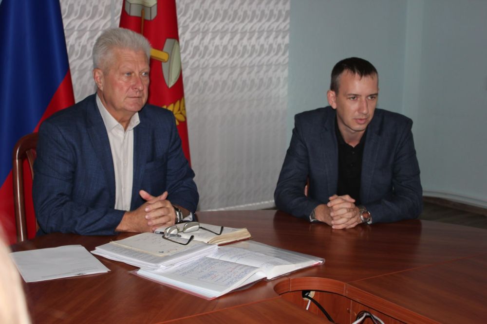 Сергей Козенко: Сегодня в Администрации состоялось расширенное аппаратное совещание, в котором приняли участие руководители структурных подразделений и начальники отделов и управления по жизнеобеспечению Краснодонского муниципального округа