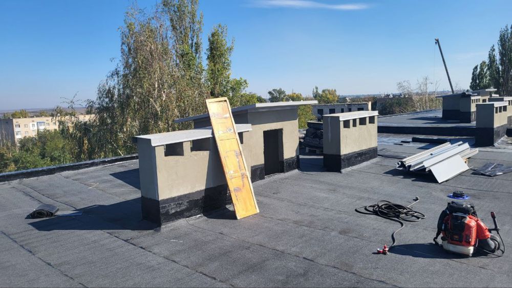 Сергей Козенко: Тюменская подрядная организация ООО «Апромэнерго» завершает ремонт кровли многоквартирного жилого дома в городе Молодогвардейске