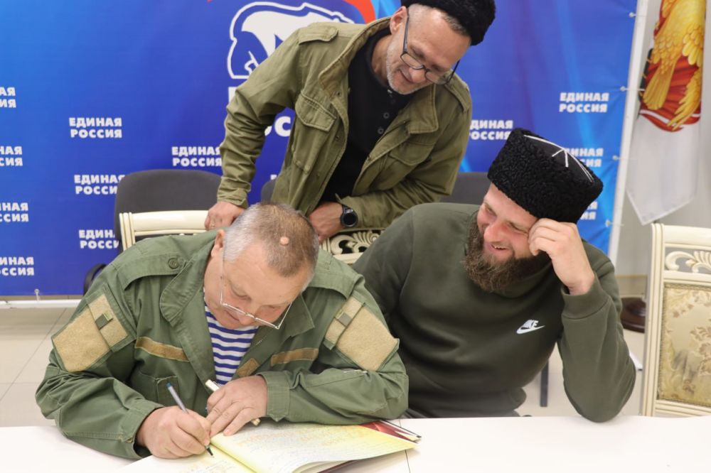 В Северодонецке в рамках акции "Zа мир Отчизну Vместе победим" ветераны СВО, действующие военнослужащие, участники народного ополчения оставили свои записи и пожелания будущим поколениям