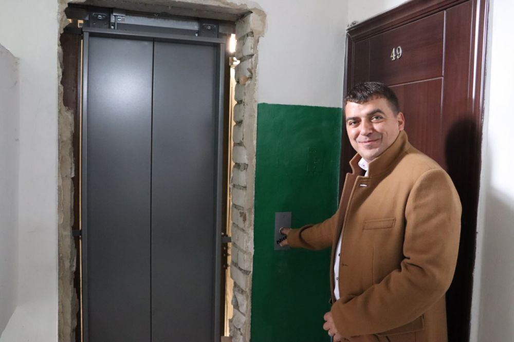 Андрей Плехов проверил ход замены лифтов в Стаханове в рамках Госпрограммы