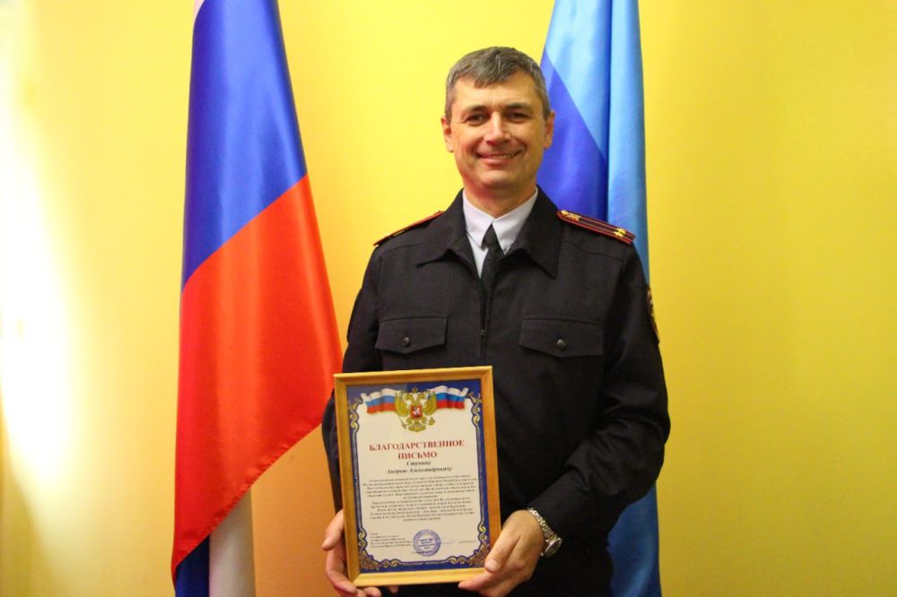 Олег Савченко: В преддверии замечательного праздника — Дня отца — вручил Благодарственные письма мужчинам, которые смело и с любовью воспитывают детей в одиночку