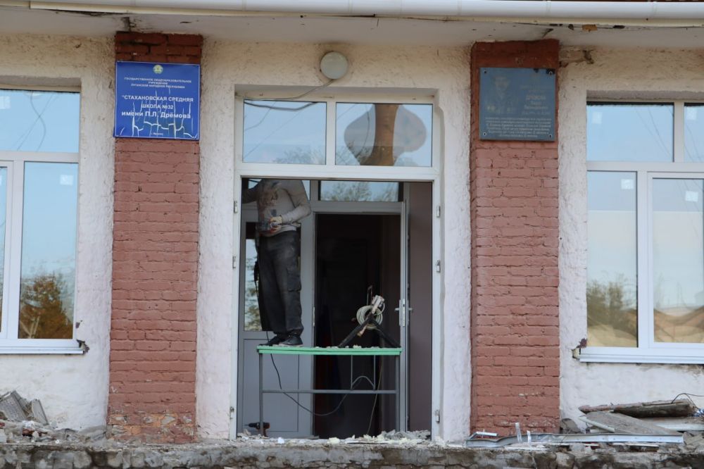 В Стаханове продолжаются ремонтные работы в учреждениях образования при поддержке шефов-регионов