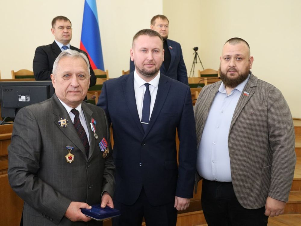 Медалью «Отец солдата» награждены двое стахановчан