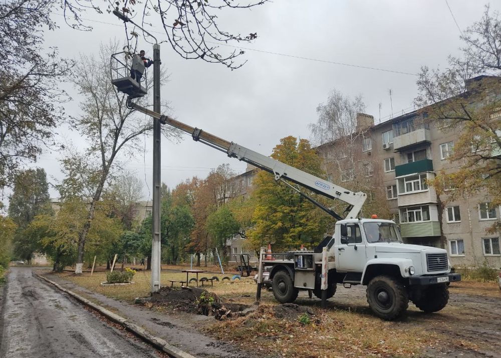 Сергей Козенко: В рамках заключенного муниципального контракта между Администрацией Краснодонского муниципального округа и муниципальным унитарным предприятием «Дорожно-эксплуатационное управление» успешно ведутся работы по улучшению уличного освещения