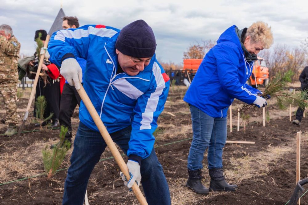 Принял участие в высадке сосновой посадки на территории мемориала «Незаживающая рана Донбасса»