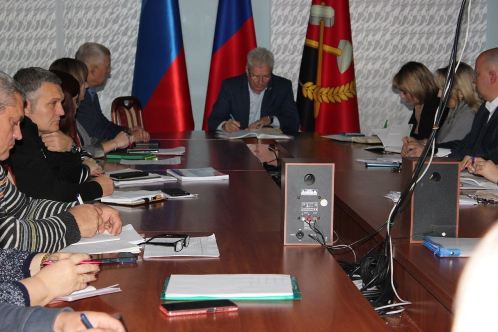 Сергей Козенко: Сегодня провел расширенное аппаратное совещание, на котором присутствовали руководители структурных подразделений Администрации, а также начальники отделов и управления, по жизнеобеспечению населенных пунктов округа