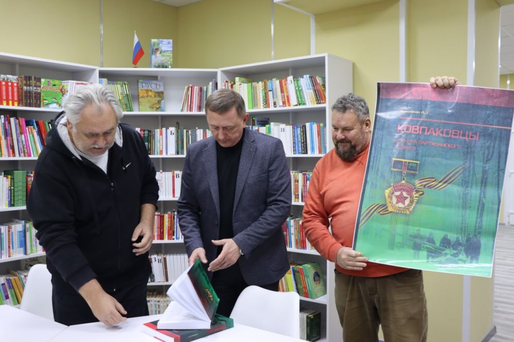 Николай Моргунов: Северодонецкой публичной библиотеке переданы эксклюзивные двухтомники о Сидоре Ковпаке