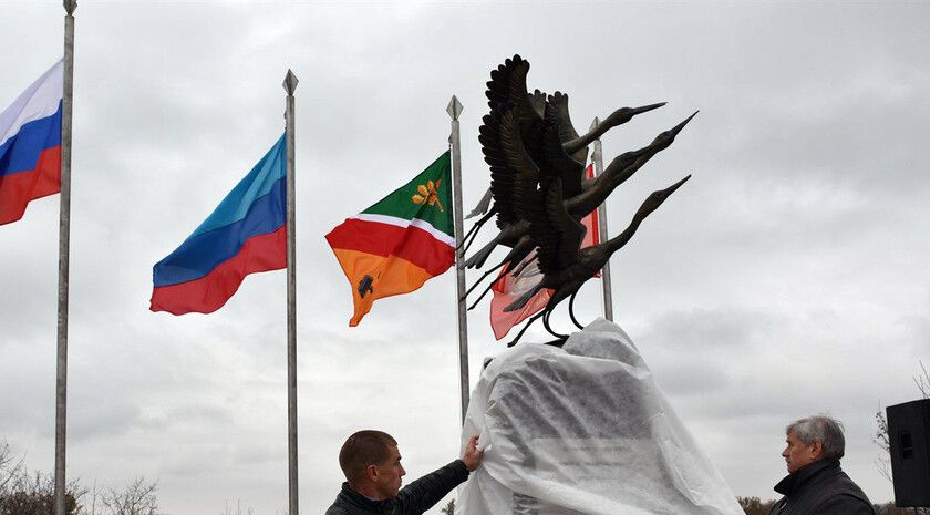 Памятный знак в честь первого коменданта, волонтеров и защитников открылся в Первомайске