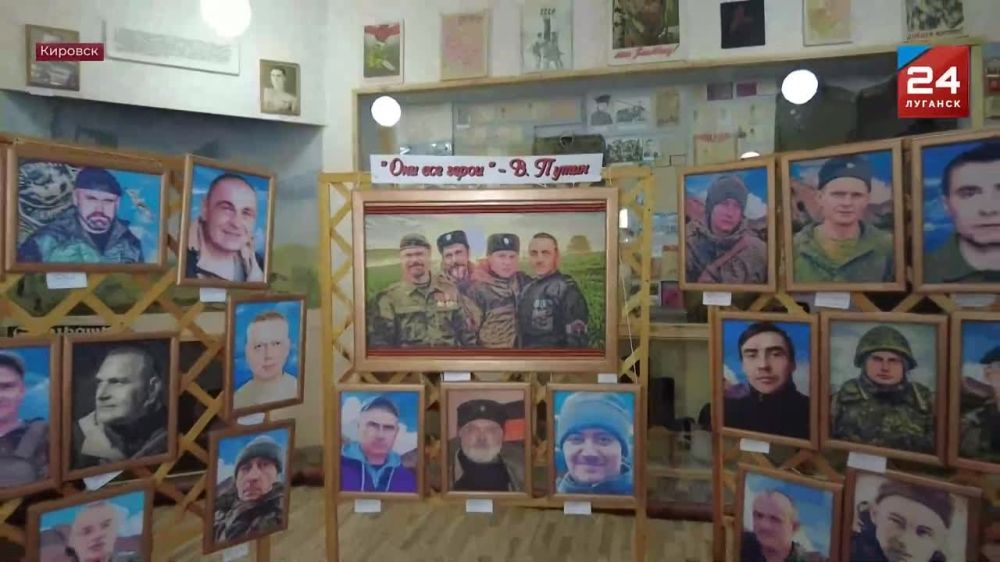 Сенатор Российской Федерации от ЛНР Ольга Бас передала в Кировский историко-художественный музей книгу о Музее Победы