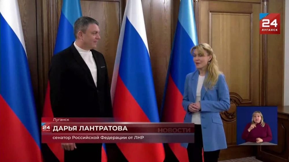 Глава Республики Леонид Пасечник и сенатор Российской Федерации от ЛНР Дарья Лантратова вручили памятную медаль Совета Федерации и Благодарственное письмо от Главы ЛНР школьнице из Антрацита Божене Помазановой