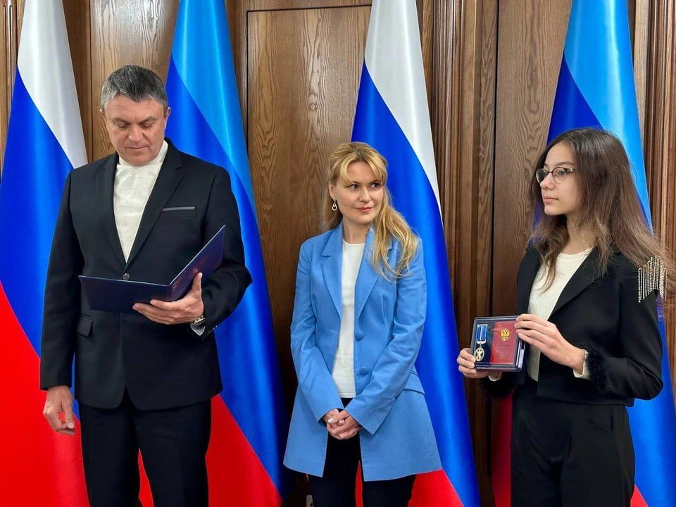 Семикласснице из Антрацита вручили медаль «За проявленное мужество»