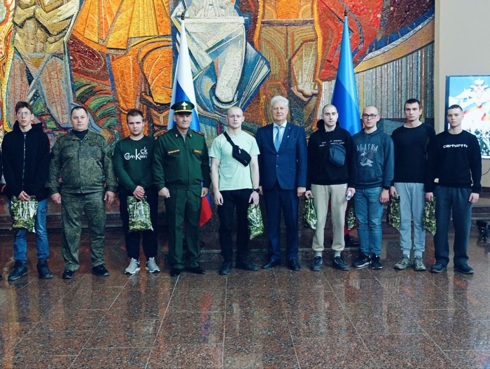 Сергей Козенко: Сегодня, накануне Всероссийского дня призывника, с особой гордостью поздравил наших молодых ребят-призывников, которые в ближайшие дни отправятся для прохождения срочной службы в рядах Российской армии