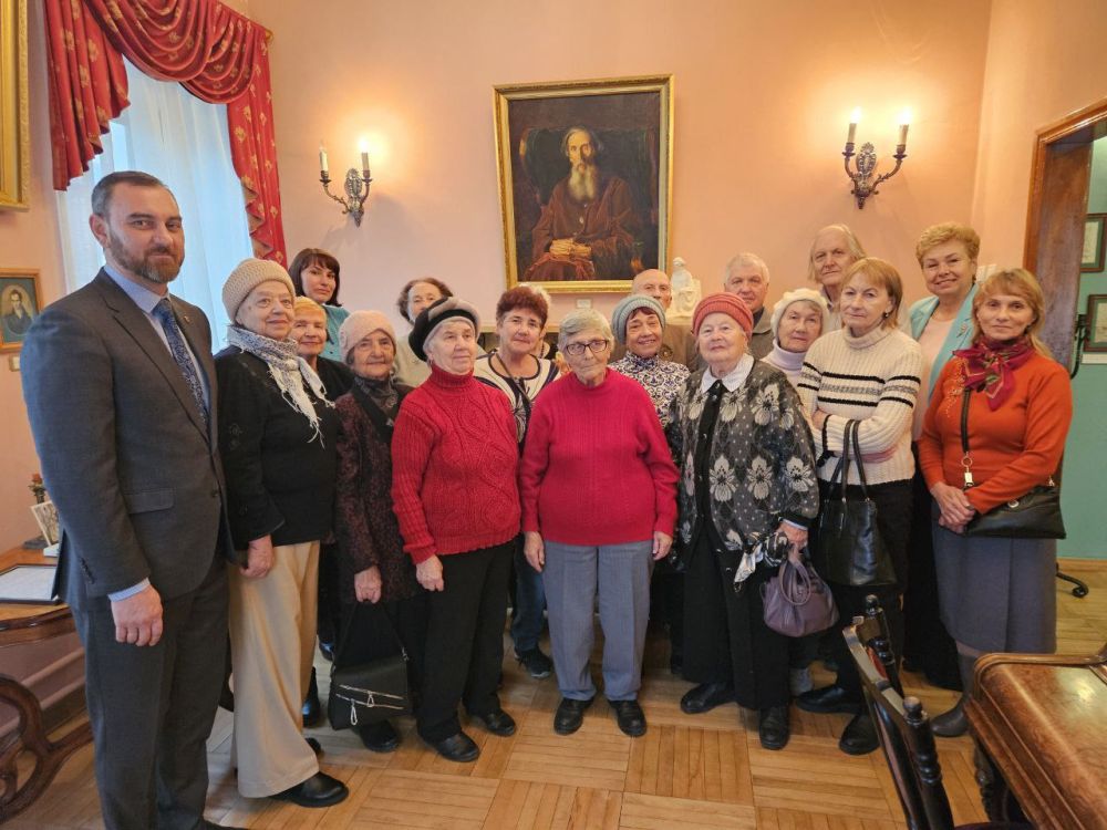 Ольга Бас: В преддверии дня рождения Казака Луганского совместо с региональным координатором проекта "Старшее поколение" Дмитрием Хорошиловым организовали для нашей "серебряной молодежи" экскурсию в Литературный музей Владимира Даля