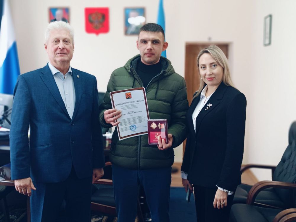 Сергей Козенко: Сегодня вручил Памятный знак в честь 110-летия со дня основания города Краснодона и Благодарственные письма...