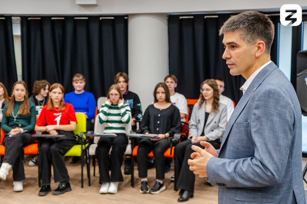 В лектории Общества «Знание» на базе Дома Молодёжи прошла встреча министра спорта ЛНР Олега Шеренешева и президента региональной Федерации Художественной Гимнастики Валерии Левиной с молодёжью Луганска и Алчевска