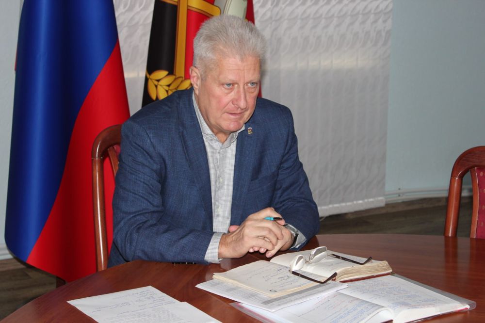 Сергей Козенко: Сегодня провел расширенное аппаратное совещание с участием начальников отделов и управления по жизнеобеспечению территорий и руководителей структурных подразделений Администрации