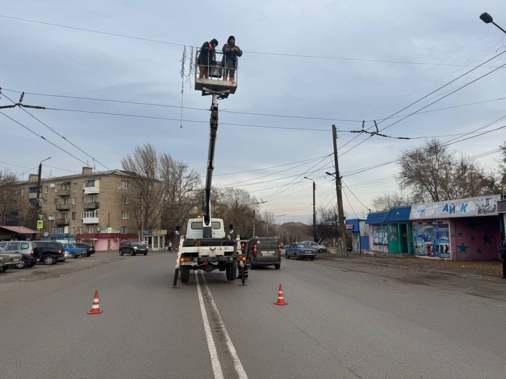 Сергей Козенко: В Краснодоне стартовала подготовка к Новогодним праздникам! Работники муниципального унитарного предприятия «Дорожно-эксплуатационное управление» уже начали украшать наш любимый город, создавая атмосферу настоящей сказки