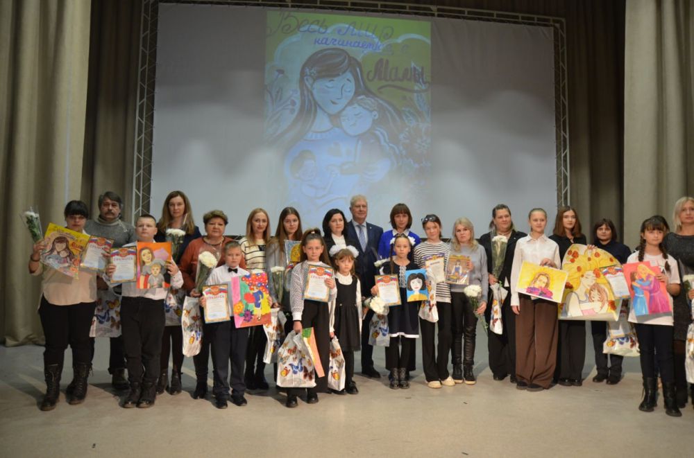 Сергей Козенко: Сегодня, в преддверии праздника День Матери, который ежегодно отмечается в России в последнее воскресенье ноября, в Краснодонском Дворце культуры имени «Молодой Гвардии» прошел яркий и трогательный праздник