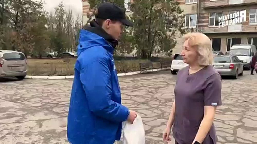 Активисты «Молодой Гвардии Единой России» поздравили многодетных матерей и матерей участников СВО