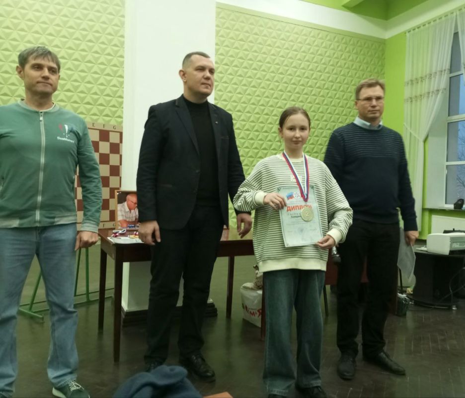 Девять антрацитовских спортсменов МБУ «Спортивная школа» приняли участие в турнире памяти шахматных учителей в городе Брянка