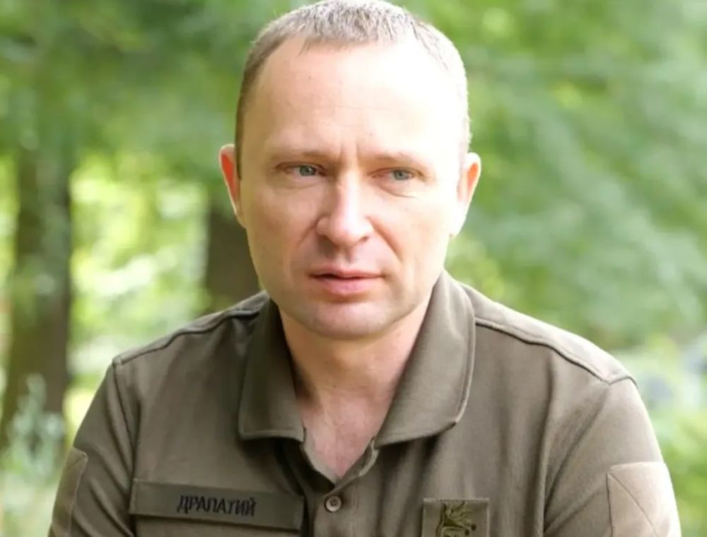 ЧТО ЭТО ЗА НОУНЕЙМЫ?. Михаил Драпатый известен в основном тем, что в далёком 2014 году таранил на БМП-2 баррикады в Мариуполе (да-да, те самые видео, где БМП влетает на полной скорости в баррикады мирных жителей)