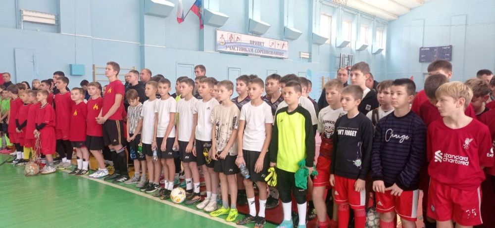 Антрацитовская команда приняла участие в Цикле спортивных мероприятий по футболу «Будь Первым!», который состоялся в спортивном комплексе «Заря» г. Луганск